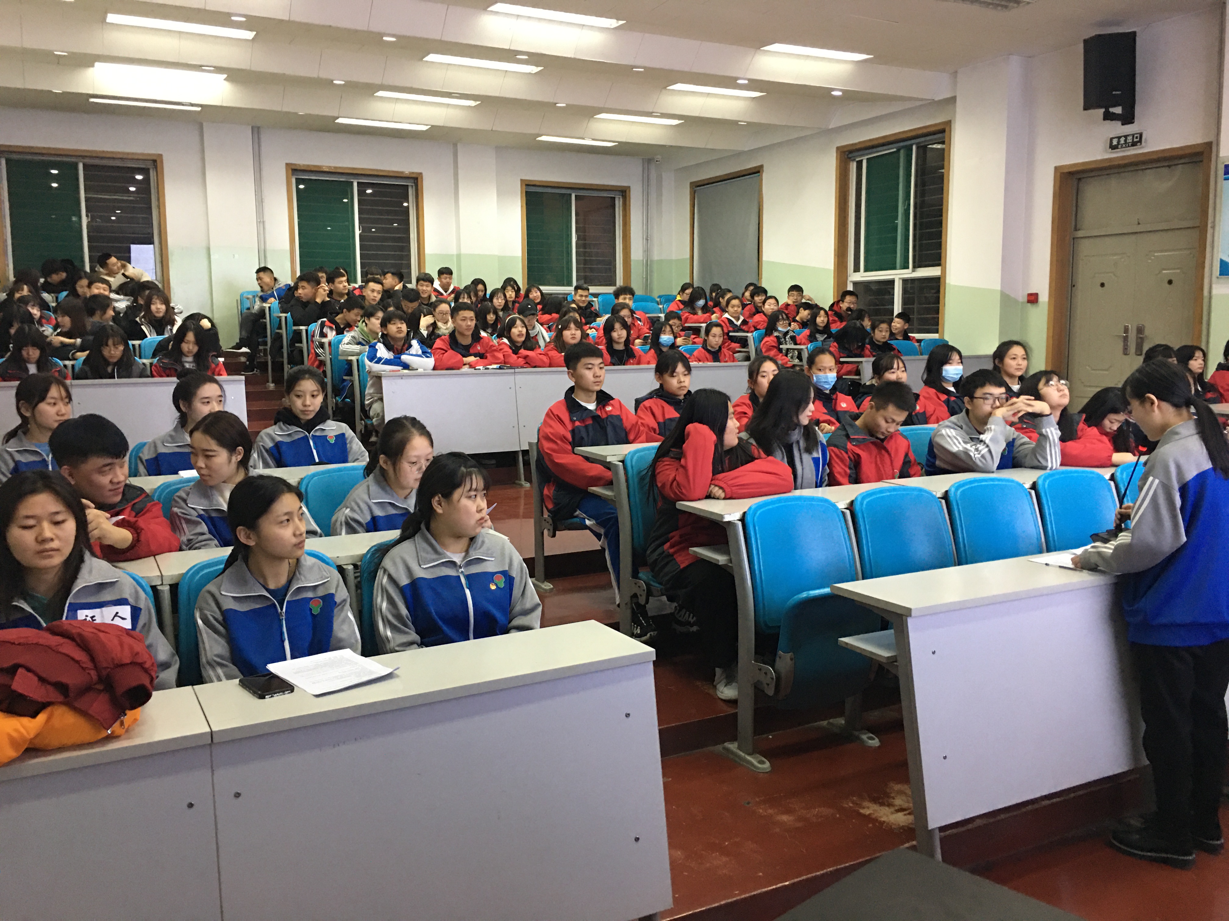 1周述婷同学主持活动.jpg 1周述婷同学主持活动.jpg