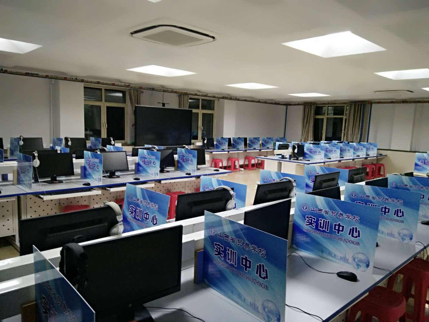 影视后期制作实训室-山西省贸易学校